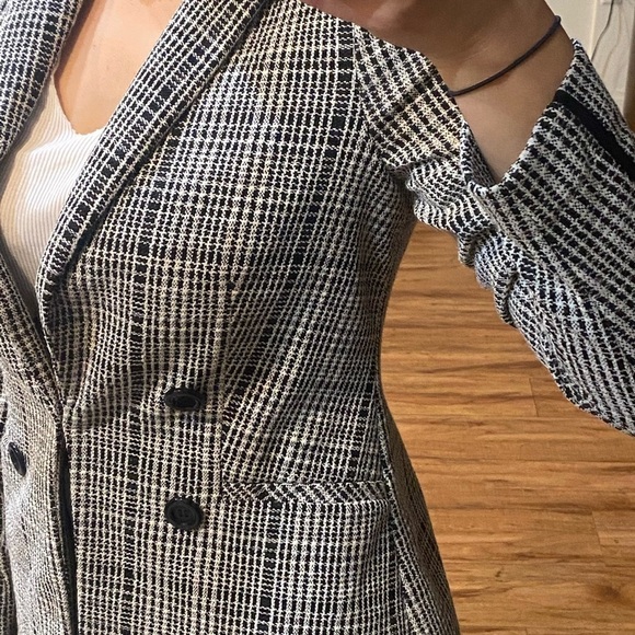Black and white blazer. Very soft fabric. Fitted blazer. Small size. Brand new - Picture 4 of 10